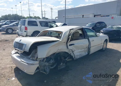 2004 Lincoln Town Car Ultimate z USA, uszkodzony, nr VIN 1LNHM83W34Y631091